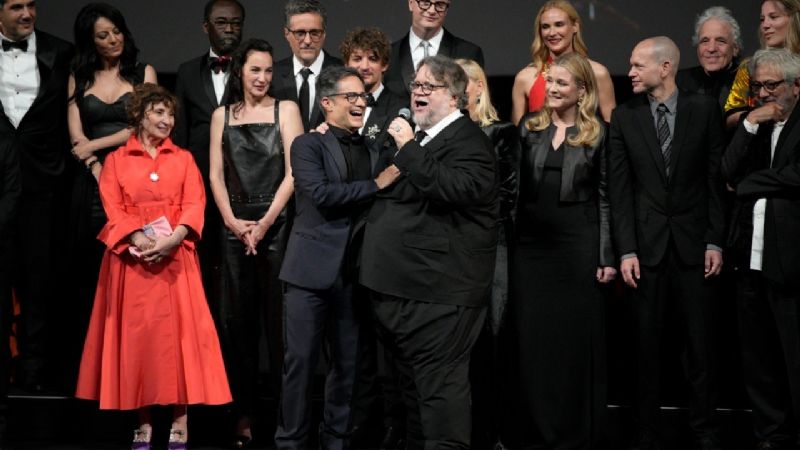 Guillermo del Toro y Gael García se echan palomazo en Cannes con canción de José Alfredo Jiménez ¡ajajay!